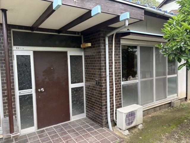 鴨方町益坂貸戸建のエントランス