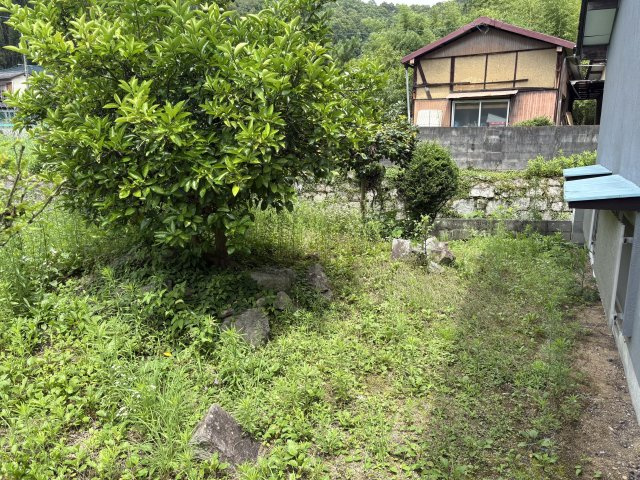 鴨方町益坂貸戸建の庭
