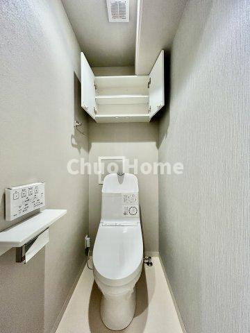 アーバンキャッスル江戸川駅前のトイレ|【トイレ】 収納スペースをしっかりと確保した温水洗浄便座機能付きトイレ。温水洗浄便座は清潔にお使いいただくための大切なアイテムです。
