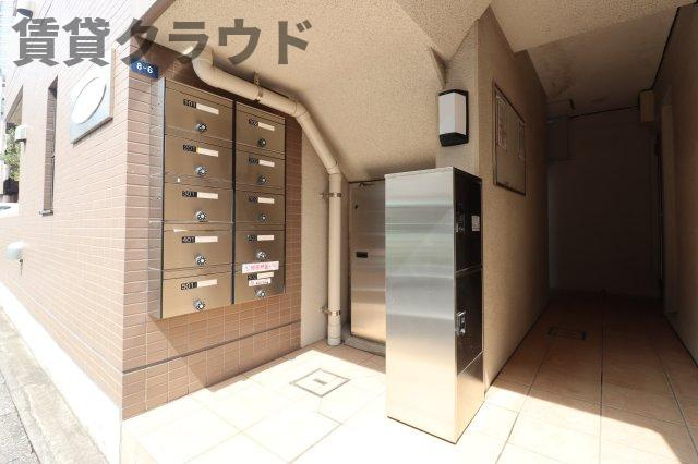アンビシャス千葉城前のエントランス|宅配ボックスがあると、自分の時間を有効活用できますね！