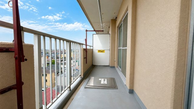 グリーンパーク花畑Ⅱルヴァンのバルコニー|8階ならではの開放感と眺望を、日常で楽しめる贅沢な空間。