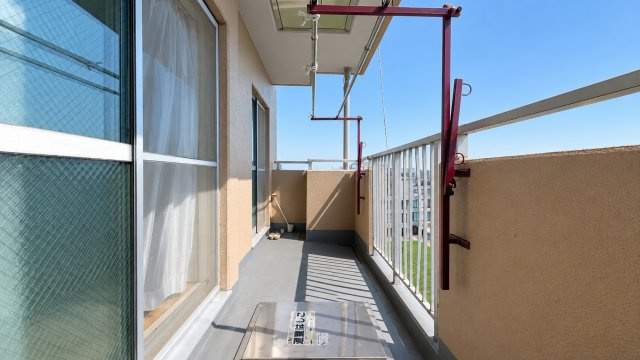 グリーンパーク花畑Ⅱルヴァンのバルコニー|心地よい陽光と爽やかな風に包まれる、開放感あふれるバルコニーです。