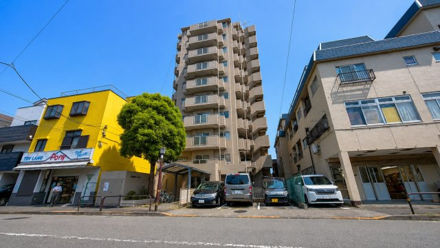 グリーンパーク花畑Ⅱルヴァンの外観|落ち着いた色調と美しいフォルムが印象的。上質な暮らしを予感させる佇まいです。