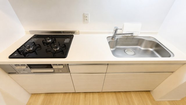 グリーンパーク花畑Ⅱルヴァンのキッチン|洗い物の手間を軽減し、ご家族との時間を増やせる便利な食洗機付きです。