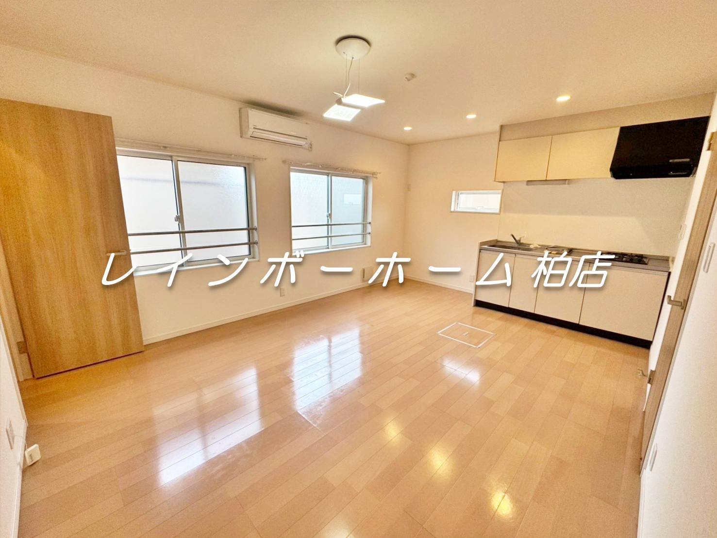 フルリノベーション！清潔感のあるお部屋で新生活♪の居間・リビング|おしゃれな居間です