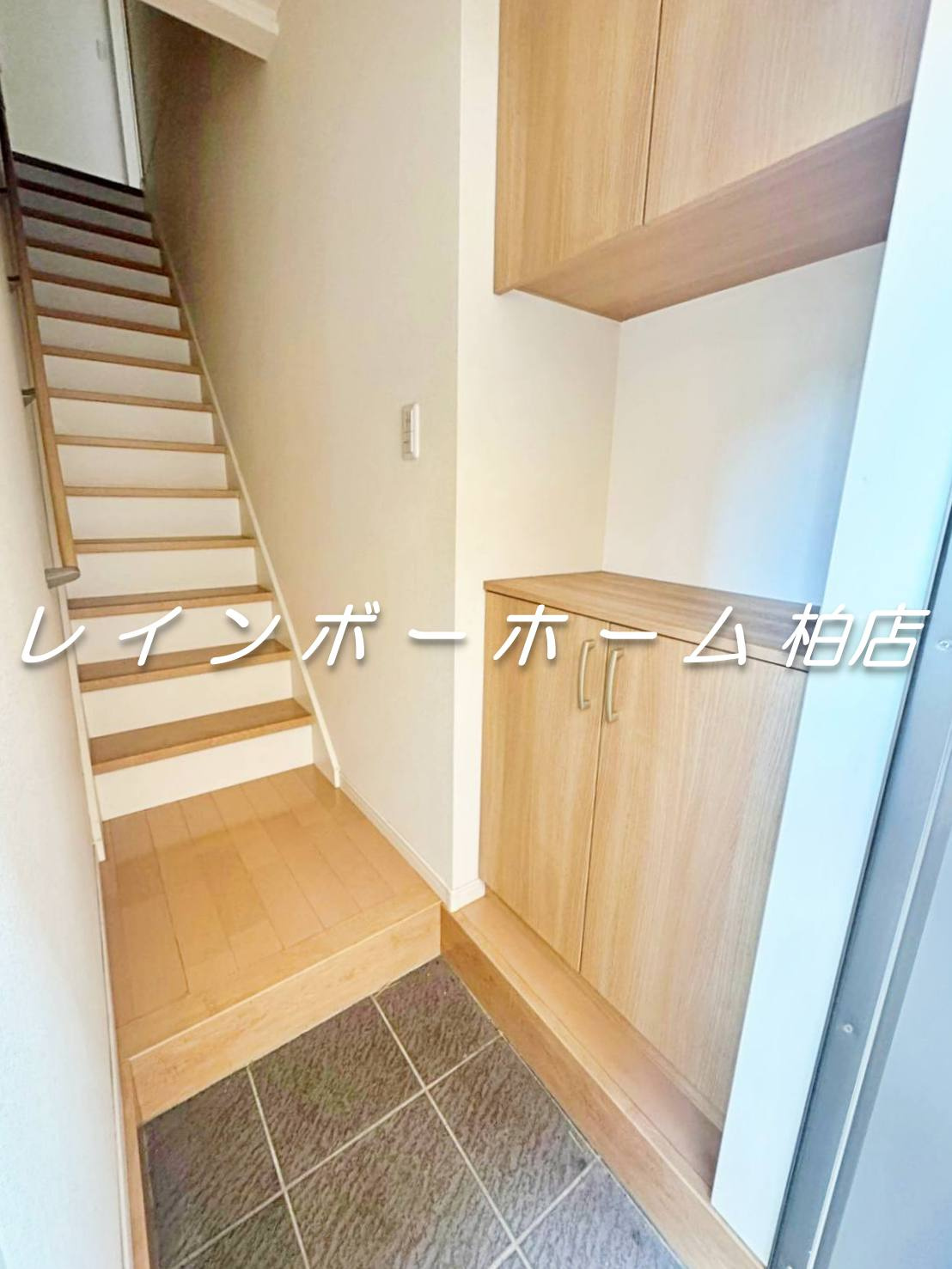 フルリノベーション！清潔感のあるお部屋で新生活♪の玄関|収納もある玄関です