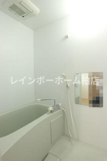 フルリノベーション！清潔感のあるお部屋で新生活♪の浴室|落ち着いた空間のお風呂です