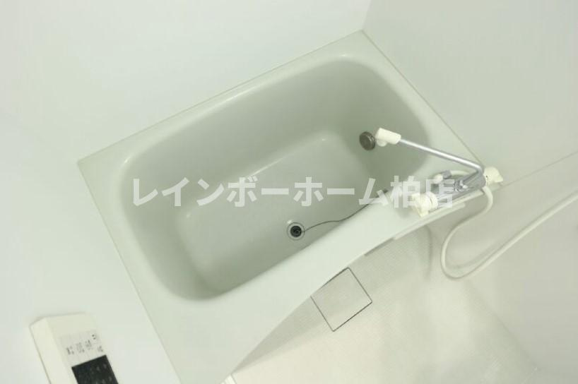フルリノベーション！清潔感のあるお部屋で新生活♪の浴室|きれいなお風呂です