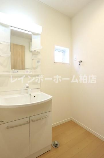 フルリノベーション！清潔感のあるお部屋で新生活♪の洗面所|脱衣スペースもあります