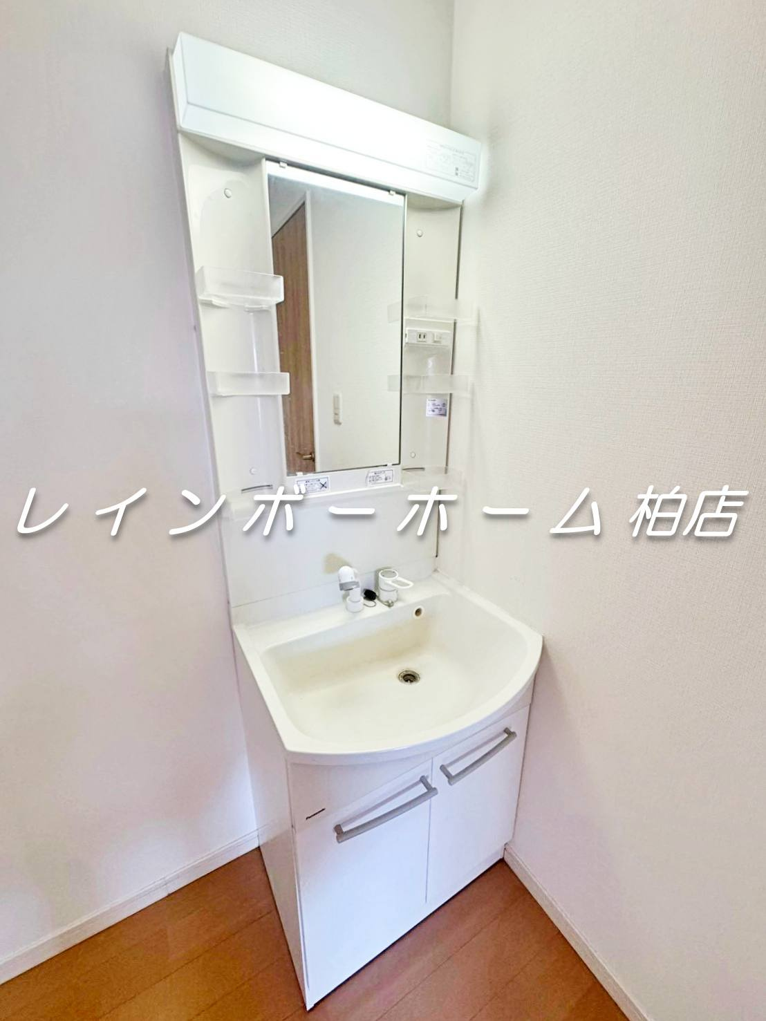 フルリノベーション！清潔感のあるお部屋で新生活♪の洗面所|スペースが確保できる洗面所です