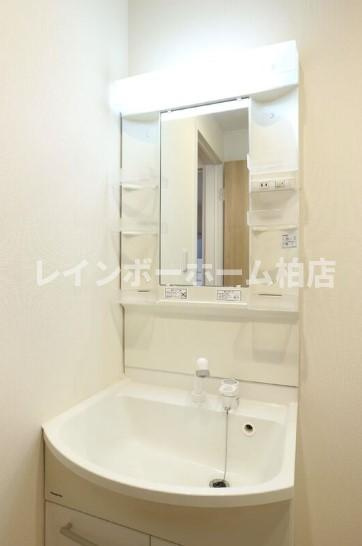 フルリノベーション！清潔感のあるお部屋で新生活♪の洗面所|コンパクトで使いやすい洗面所