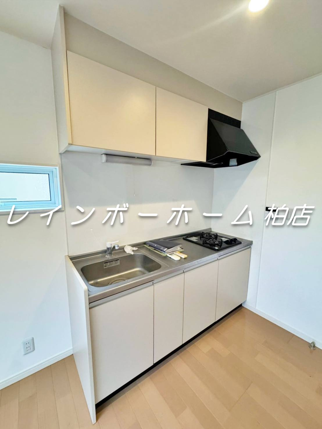 フルリノベーション！清潔感のあるお部屋で新生活♪のキッチン|コンパクトなキッチンで掃除もラクラク