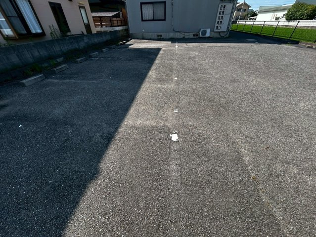 メゾンパストラルIIの駐車場