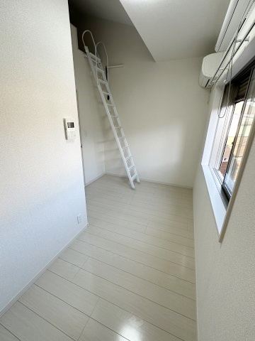 茅ヶ崎市赤松町のアパートの居間・リビング