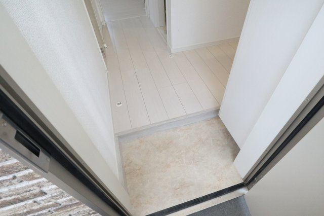茅ヶ崎市赤松町のアパートの玄関