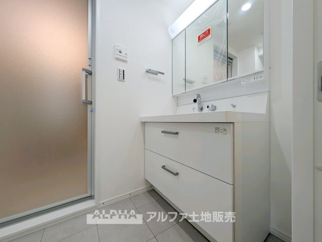 武蔵野拝島ハイツの玄関|【Entrance Storage】
◆玄関収納◆玄関まわりをすっきりと保てる収納スペースを確保。靴はもちろん、傘や外出用品なども整理しやすく、心地よく整った玄関で毎日を迎えられます。