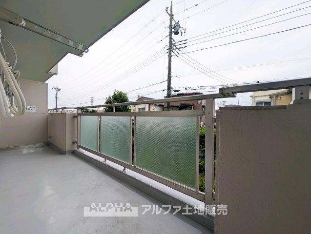 武蔵野拝島ハイツの浴室|【Bath room】
◆バスルーム◆一日の疲れをゆっくり癒せる落ち着いたバスルーム。浴室乾燥機付きで天候を気にせず洗濯でき、毎日の暮らしにも便利な空間です。