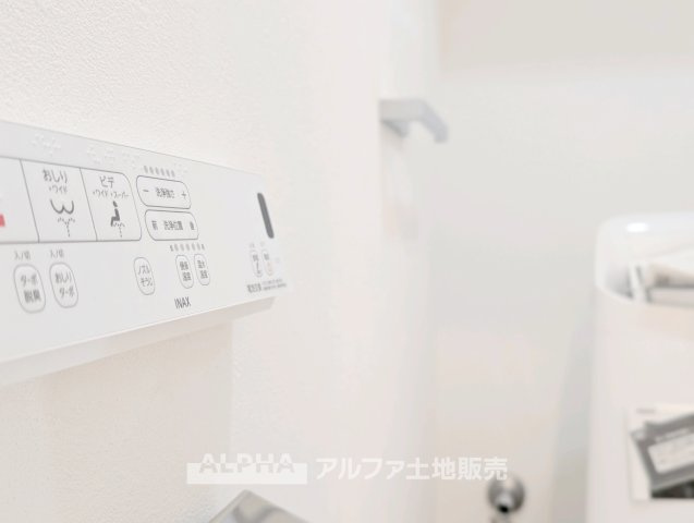 武蔵野拝島ハイツのトイレ|【Warm water flush toilet】
◆温水洗浄便座付きトイレ◆お掃除も楽々。快適に過ごすためには今や欠かせない設備の一つです。壁掛けリモコンで使いやすくいつでも清潔に保てます。