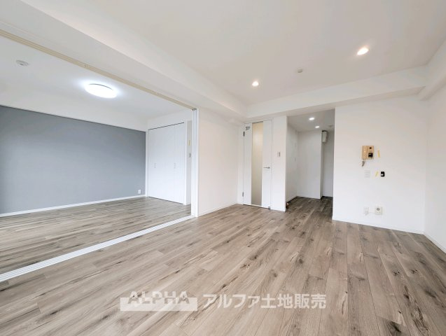 武蔵野拝島ハイツの居間・リビング|【Living Room】
◆家族時間を育む◆
朝は食卓を囲み、昼はお子様の遊び場、夜は家族団らんのひととき。時間帯ごとに異なる役割を担い、暮らしの中心となるリビングです。