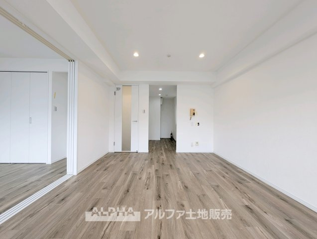 武蔵野拝島ハイツの外観|【Warm Light】
◆ぬくもりに満ちた場所◆
差し込む陽だまりが、心の奥までやさしく照らす。過ごすほどに、この場所が帰りたくなる存在へと変わっていく。