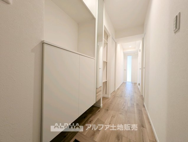 武蔵野拝島ハイツの玄関|【Welcome Space】
◆玄関◆帰宅時にほっとできる、穏やかな空気感の玄関。整った空間が日々の切り替えを自然にサポートし、来客時にも好印象を与えます。