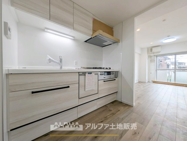武蔵野拝島ハイツのキッチン|【Timeless Kitchen】
◆暮らしの真ん中にある場所◆毎日の食事も、何気ない会話も自然と集まるキッチンスペース。空間に調和するデザインが、過ごす時間そのものを心地よく変えてくれる。
