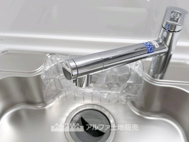 武蔵野拝島ハイツのキッチン|【Water cleaner】
◆浄水器◆蛇口から流れ出すお水はクリーンでいつも楽しめます。また浄水器内臓シャワー混合栓なので場所取らずのスッキリとしたスタイルです。