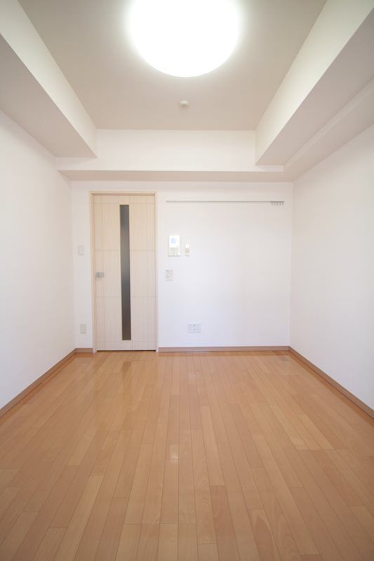 横浜市西区桜木町５丁目の賃貸マンションの居間・リビング