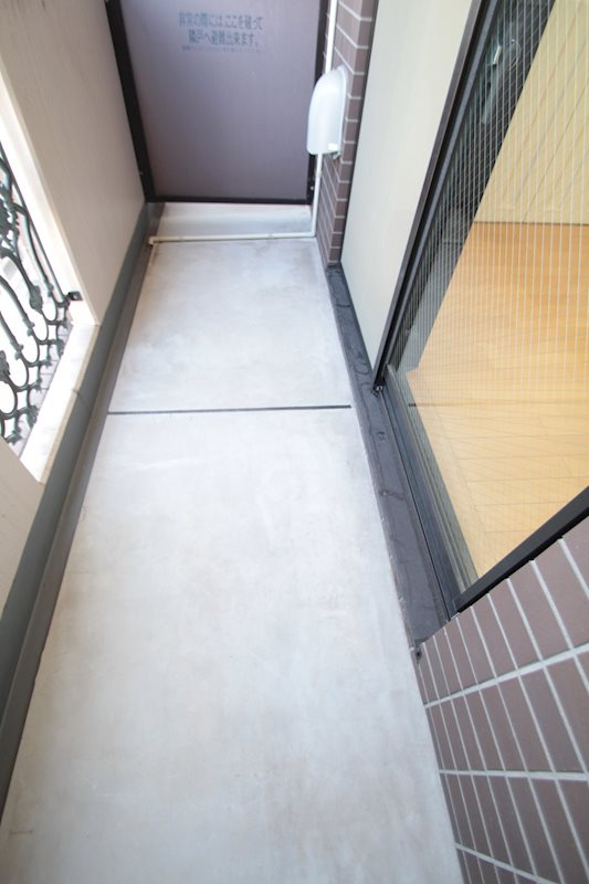 横浜市西区桜木町５丁目の賃貸マンションのバルコニー