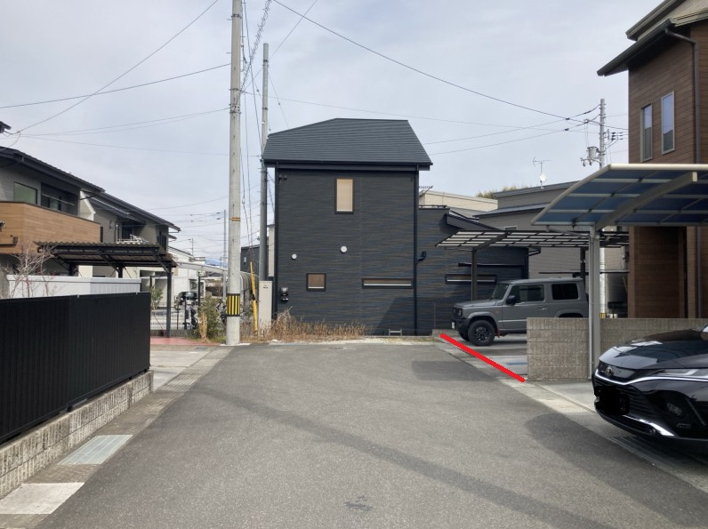 「大容量ロフト」高知市東城山町　中古一戸建ての前面道路含む現地写真|車の出し入れもしやすい広々とした前面道路。