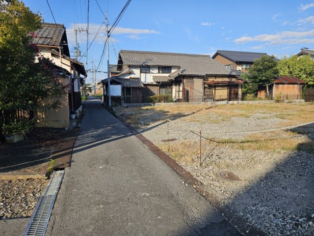 芹橋2丁目売地の前面道路含む現地写真