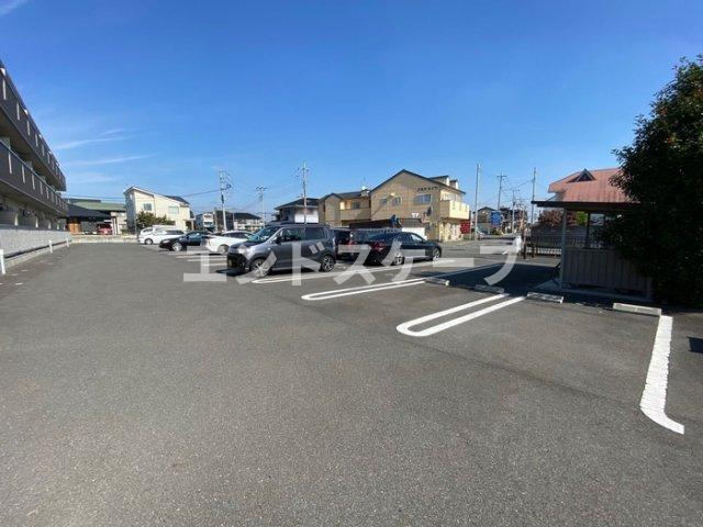 エメラルドグリーンの駐車場|高崎、前橋、伊勢崎エリアのお部屋探しはエンドスケープまで！お客様の理想お聞かせ下さい♪