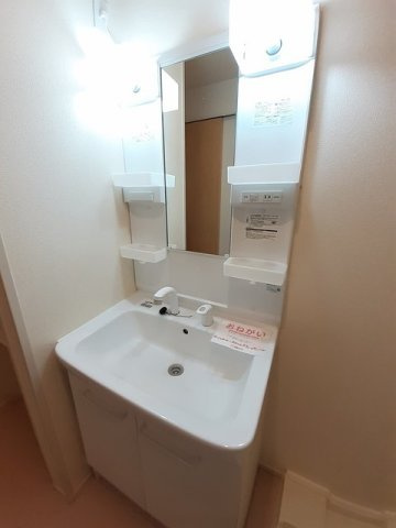 ルーベル金蔵寺Ⅰの洗面所|明るい洗面所です