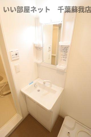 ジーメゾン千葉村田町ヴィエラの洗面所|脱衣スペースもあります