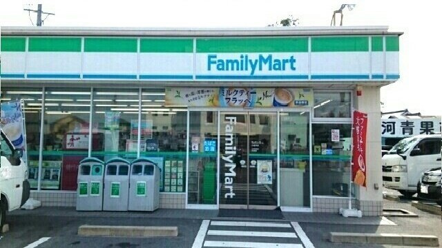 クラール小坂井の周辺|ファミリーマート様まで300m