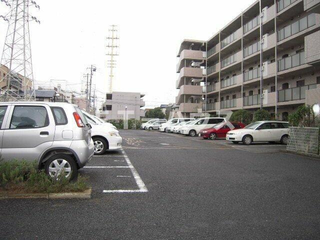 ルミナス藤の駐車場