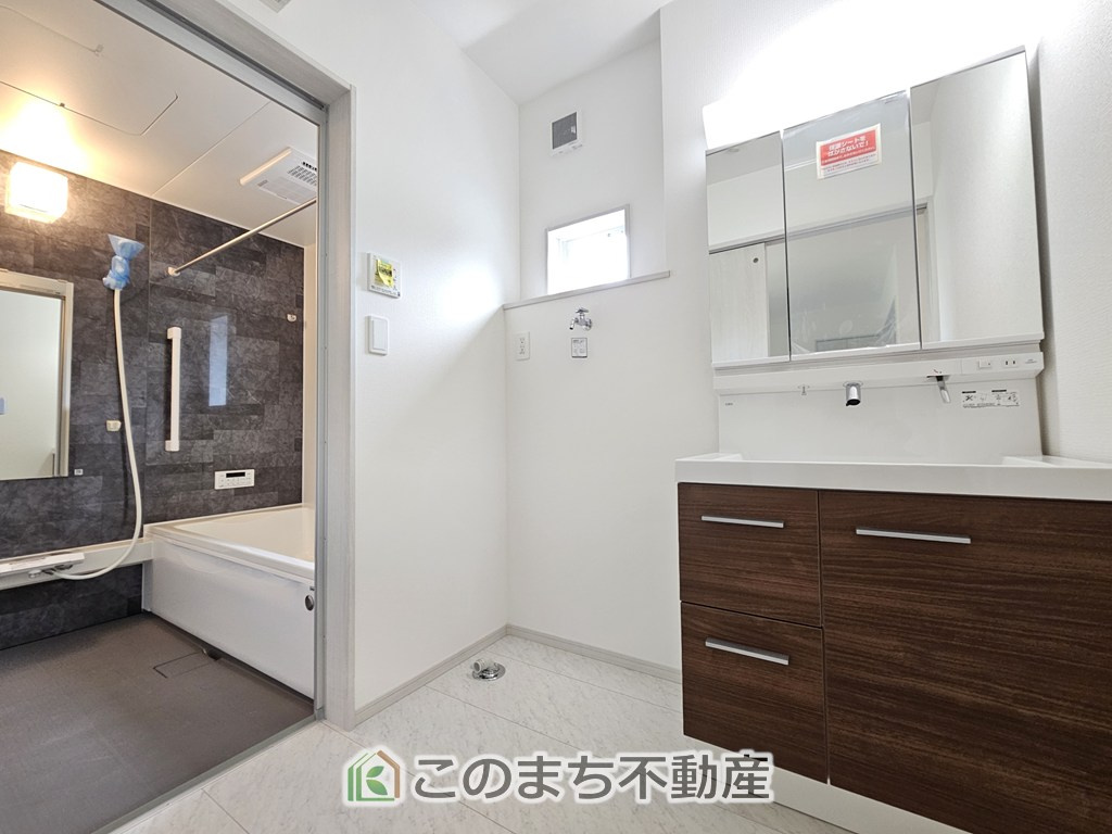 いろどりアイタウン栃木市大宮町22-P2の独立洗面台|シャンプードレッサーで朝の身支度♪伸びるホースでお掃除も簡単清潔です！