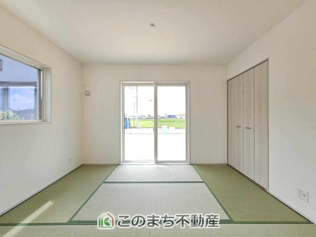 いろどりアイタウン栃木市大宮町22-P2の和室|お子様のお昼寝にも便利な和室です。大きな窓から暖かな日差しが差し込みます♪