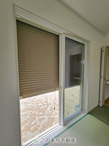 いろどりアイタウン栃木市大宮町22-P2の防犯設備|1階掃出し窓はシャッター雨戸で防犯性アップ♪
