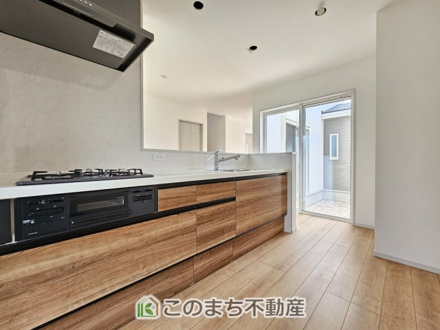 いろどりアイタウン栃木市大宮町22-P2のキッチン|デザイン性と機能性を兼ね備えたキッチンです。リビングスペースとの一体感が生まれ、広々空間を演出してくれます。