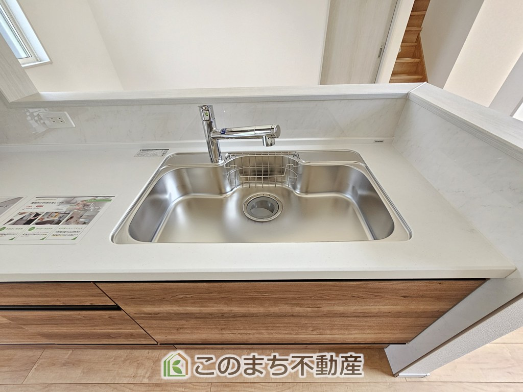 いろどりアイタウン栃木市大宮町22-P2のキッチン|キッチンには浄水器を標準装備。最近は水を飲むという場面以外にも料理で使用したり、野菜を洗う場合もキレイな水で洗いたいという人が増えてきています！赤ちゃんのミルク用としても重宝いただけます。