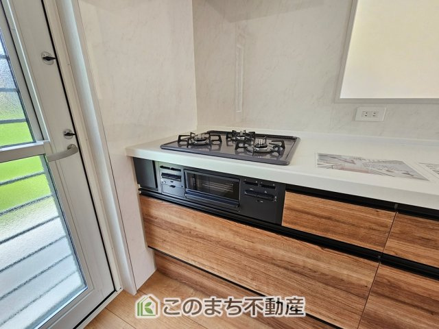 いろどりアイタウン栃木市大宮町22-P2のキッチン|三ツ口コンロ採用で、同時調理もスムーズ◎！お料理を並べられるカウンター付きで、配膳・片付けをサポート！リビングで過ごすご家族とコミュニケーションを楽しみながら作業可能です♪