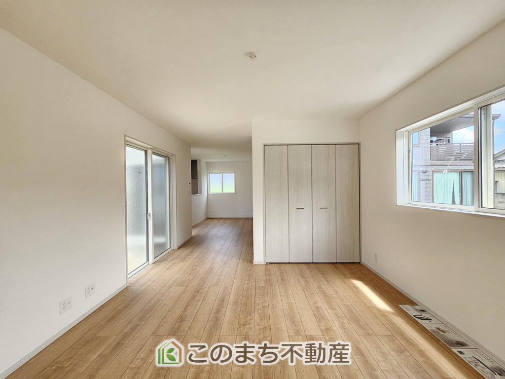 いろどりアイタウン栃木市大宮町22-P2の居間・リビング|開放感のある広々としたリビング☆家族みんなでゆったりくつろげます♪キッチンからリビングの様子がよく見渡せます☆