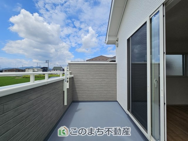 いろどりアイタウン栃木市大宮町22-P2のバルコニー|南向きの大型バルコニーは陽当り良好で、たっぷりのお洗濯物もよく乾きます！