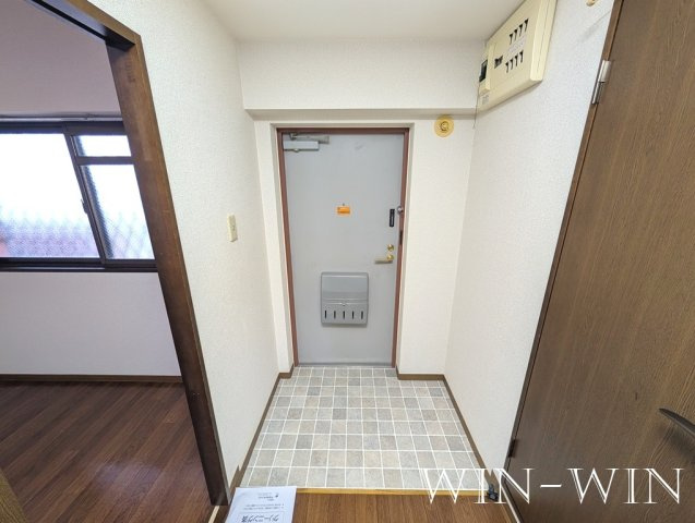 フリーダムコート 弐番館の玄関