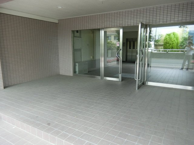 ロアジール西口のエントランス