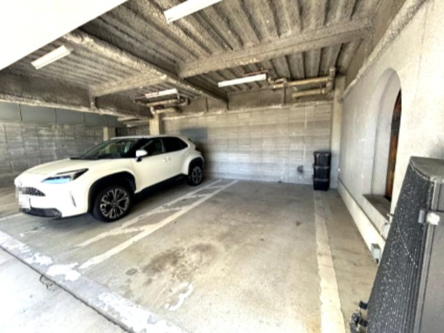 メゾンニューレーダ―の駐車場