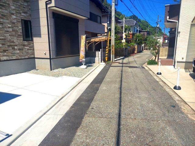 宝塚市売布4丁目新築一戸建の前面道路含む現地写真