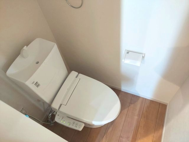 宝塚市売布4丁目新築一戸建のトイレ|1階トイレ　温水洗浄便座付き