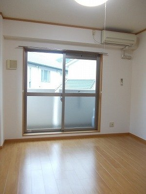 昴谷上の居間・リビング|内装は落ち着いています